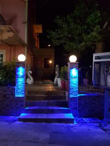 un escalier avec des lumières bleues la nuit dans l'établissement Alexia Ferentinou, à Fiskardho