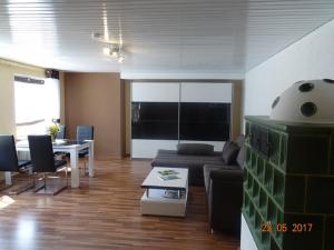 een woonkamer met een bank en een tafel bij Ferienwohnung am sonnigen Hang in Riedenburg