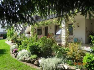 een tuin voor een huis met planten bij Ferienwohnung am sonnigen Hang in Riedenburg