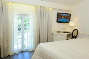 Postel nebo postele na pokoji v ubytování Auberge de Cassagne & Spa