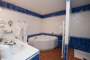 Koupelna v ubytování Auberge de Cassagne & Spa