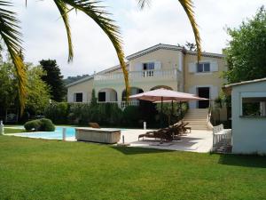 ムージャンにあるStylish villa in Mougins with private poolのビリヤード、テーブル、傘が備わる家
