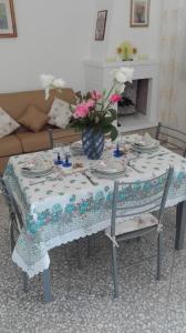 モノーポリにあるVillino S.Gerardの花瓶のテーブル