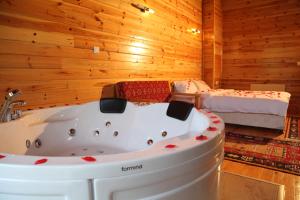 Photo de la galerie de l'établissement Abant Kartal Yuvasi Hotel, à Dereceören