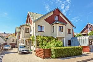 una casa con un coche aparcado en una entrada en Holiday house KNP, en Palanga