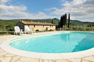 Bazén v ubytování Agriturismo Due Ponti nebo v jeho okolí
