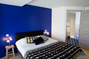 Una cama o camas en una habitación de Douce Nuits