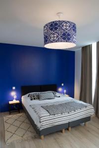 Una cama o camas en una habitación de Douce Nuits