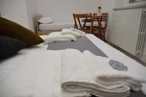 un mucchio di asciugamani seduti sopra un letto di B&B La Focara a Novoli