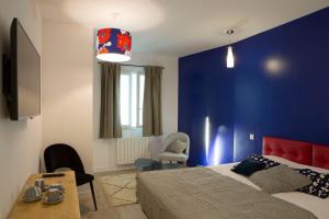 Una cama o camas en una habitación de Douce Nuits