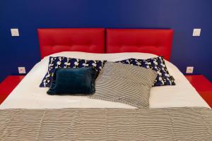 Una cama o camas en una habitación de Douce Nuits