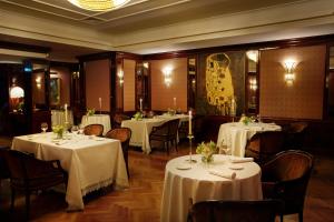 un restaurant avec tables et chaises et nappes blanches dans l'établissement Starhotels Du Parc, à Parme