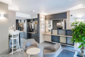 Kuchyň nebo kuchyňský kout v ubytování B&B HOTEL Valence Nord