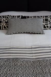 Una cama o camas en una habitación de Douce Nuits