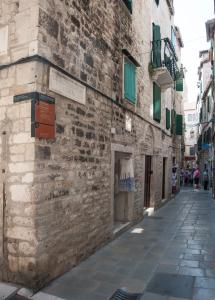 an alley in an old city with a building at Grgur Ninski Rooms in Split