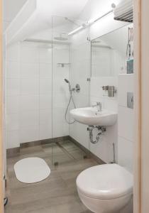 ソポトにあるApartament Monte Cassino w Sopocieの白いバスルーム(トイレ、シンク付)