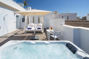 Бассейн в Costa del Sol Torremolinos Hotel или поблизости