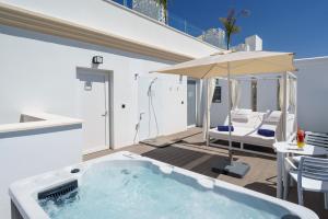 Бассейн в Costa del Sol Torremolinos Hotel или поблизости