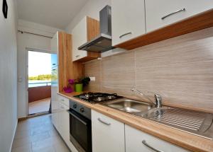 Kuchyň nebo kuchyňský kout v ubytování Apartments Clara
