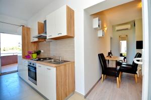 Kuchyň nebo kuchyňský kout v ubytování Apartments Clara