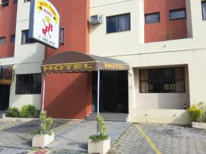 a hotel with a sign in front of a building at Hotel Real Park in Jacareí