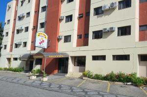 ジャカレイーにあるHotel Real Parkのホテルの看板が目の前にある建物