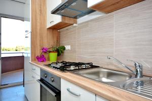 Kuchyň nebo kuchyňský kout v ubytování Apartments Clara
