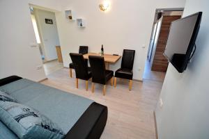 TV a/nebo společenská místnost v ubytování Apartments Clara