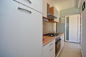 Kuchyň nebo kuchyňský kout v ubytování Apartments Clara