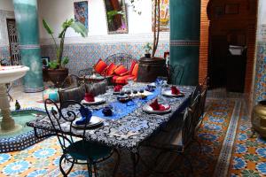 Ein Restaurant oder anderes Speiselokal in der Unterkunft Riad Bibtia 