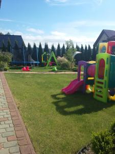 park z placem zabaw ze zjeżdżalnią w obiekcie Domki wakacyjne w Dębinie w mieście Dębina