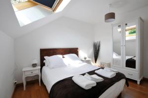 a bedroom with a large bed with two towels on it at Côté Vignes in Vandeuil