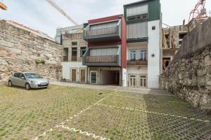 une voiture garée sur un parking devant un immeuble dans l'établissement Go2oporto - Fontainhas Apartments, à Porto