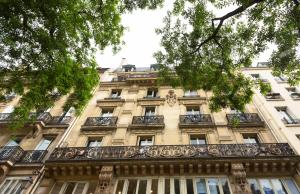 巴黎的住宿－巴黎市中心盧浮宮博物館豪華公寓式酒店，前方设有阳台的大型建筑