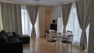 un salon avec une table, des chaises et un canapé dans l'établissement Boulevard Sea Residence, à Sunny Beach