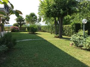 PortacomaroにあるCarpe Diemの緑の草木や茂みのある庭園