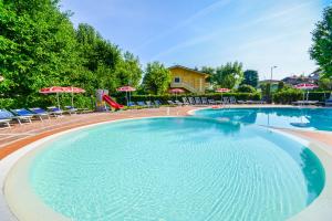 Bazén v ubytování Hotel Riel nebo v jeho okolí