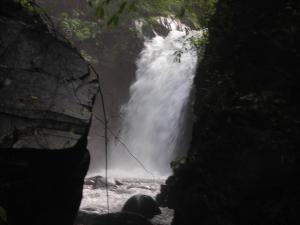 una cascada en medio de un río en Sunset View Carita by Augusta hotel en Sukanegara