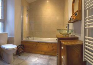Un baño con inodoro, bañera y lavabo. en La Champillaumiere, en Champeix 15 fotos más