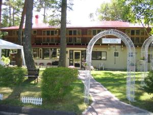 an archway in front of a building with a building at Hirotani Pension in Hara +13 photos