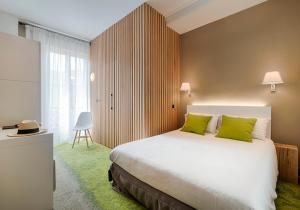 Ліжко або ліжка в номері Hôtel La Villa Tosca