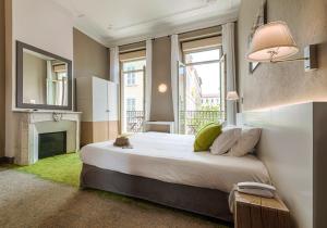 Ліжко або ліжка в номері Hôtel La Villa Tosca