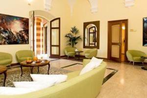 A seating area at Park Hotel Napoleone