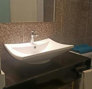 lavabo blanco en la encimera del baño en Aparthotel Siete 32, en Mérida