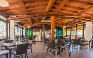 Reštaurácia alebo iné gastronomické zariadenie v ubytovaní Hotel Paradiso