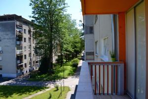 盧比安納的住宿－Sweet home in Ljubljana，享有街道景色的建筑阳台