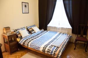 Łóżko lub łóżka w pokoju w obiekcie Art Nouveau Centre