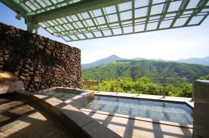 una piscina con vistas a las montañas en Sky Park Hotel, en Chino