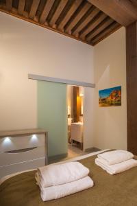1 dormitorio con 2 toallas blancas en una cama en Lyon Cosy Stay, en Lyon
