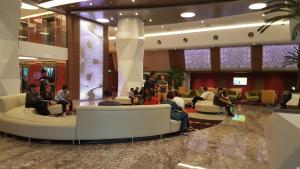 um grupo de pessoas sentadas em um lobby em Luxury Resort Suites@ Sunway City em Petaling Jaya